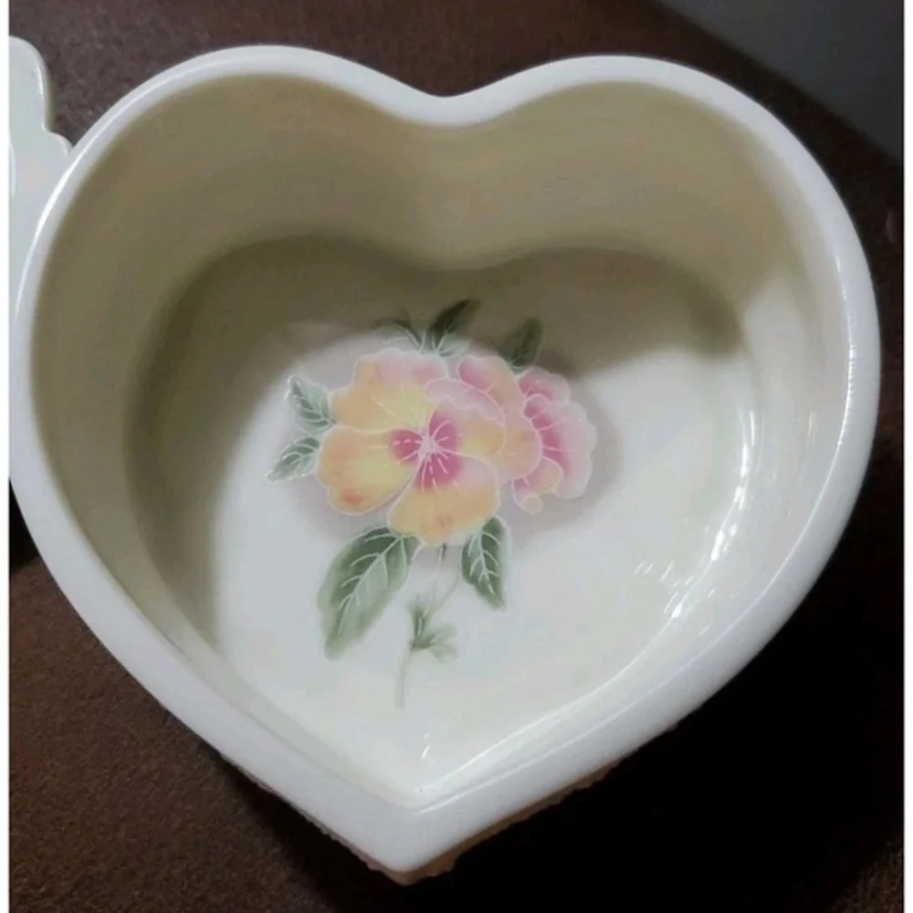 Heritage House Celebration Of Love Porcelain Heart Shaped Music Trinket Box‎